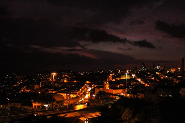 Vista de Manizales de noche.